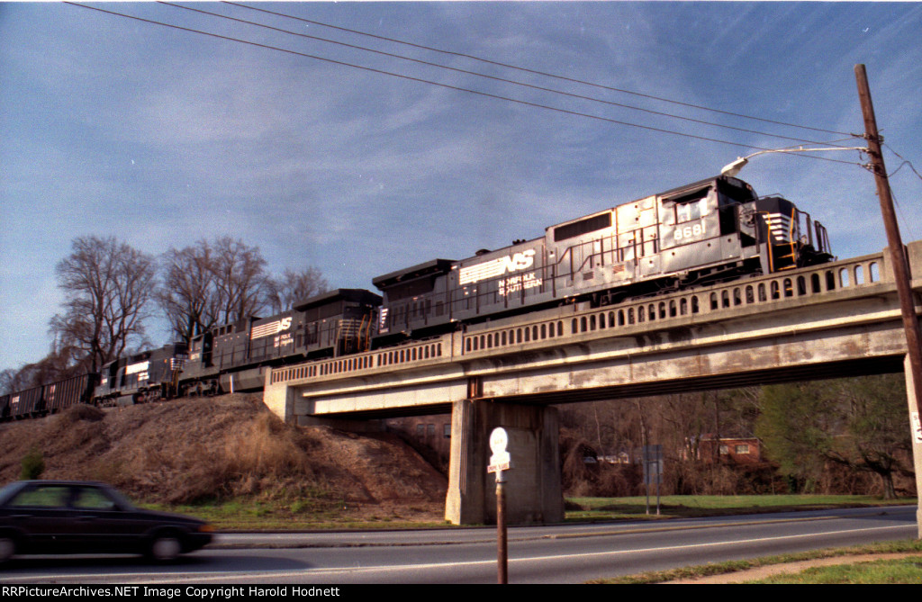 NS 8681 leads a northbound NS train towards Glenwood Yard